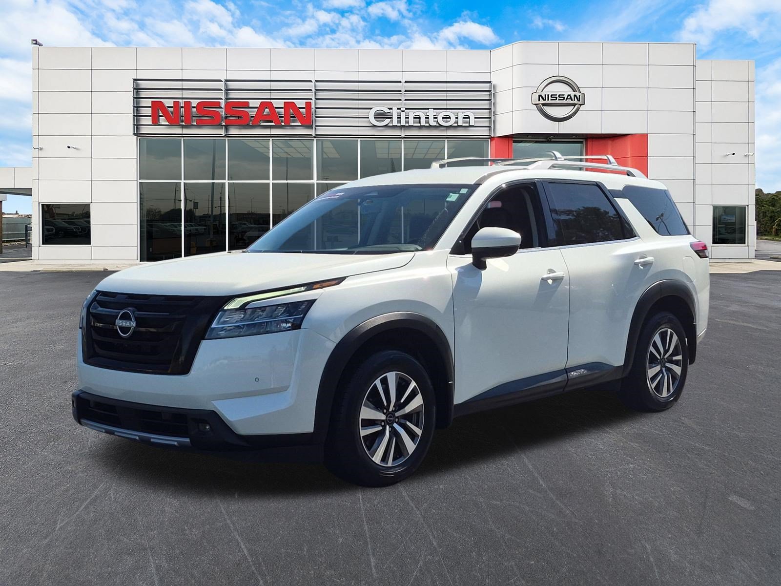 Used 2023 Nissan Pathfinder SL w/ Lighting Package (N92) FWD image 7