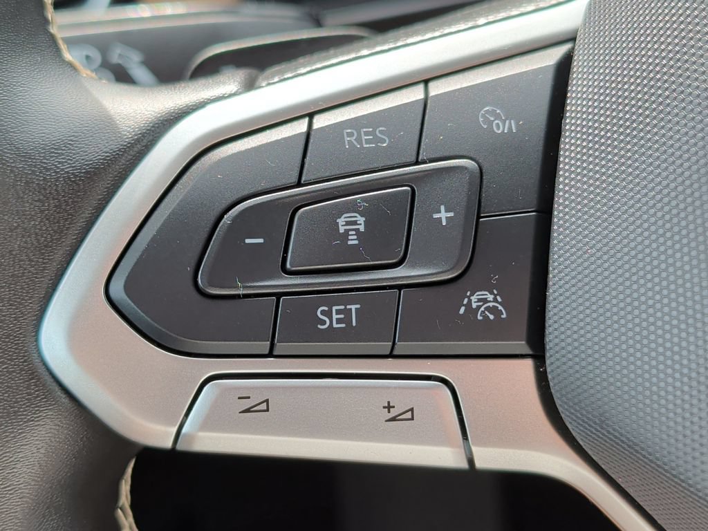 Used 2025 Volkswagen Atlas SE AWD/4WD image 12