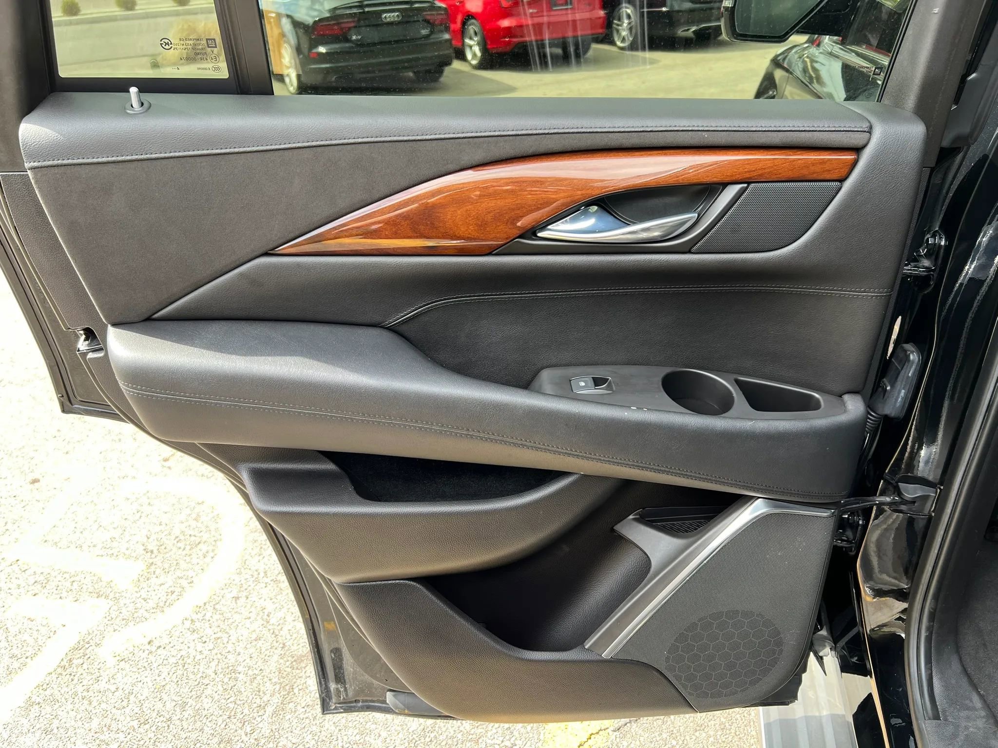 Used 2015 Cadillac Escalade Luxury image 28