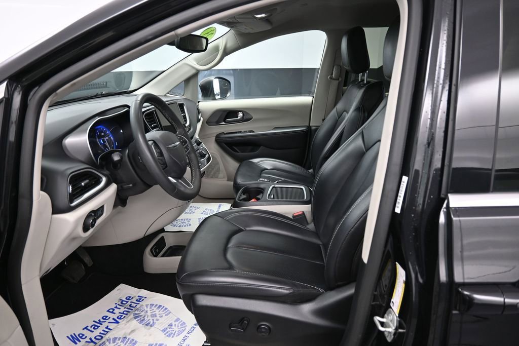 Used 2023 Chrysler Pacifica Touring-L FWD image 30