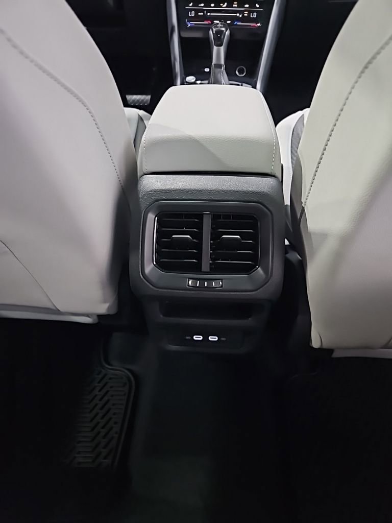 New 2026 Volkswagen Taos SE image 18