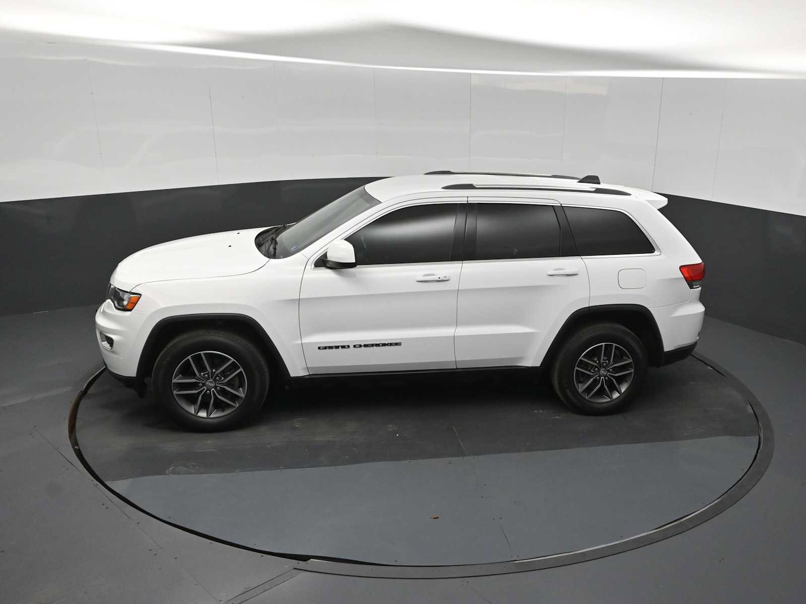Used 2018 Jeep Grand Cherokee Laredo AWD/4WD image 25