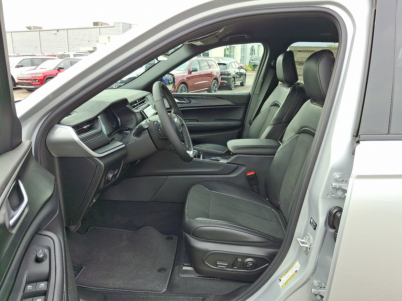 New 2025 Jeep Grand Cherokee Altitude AWD/4WD image 6