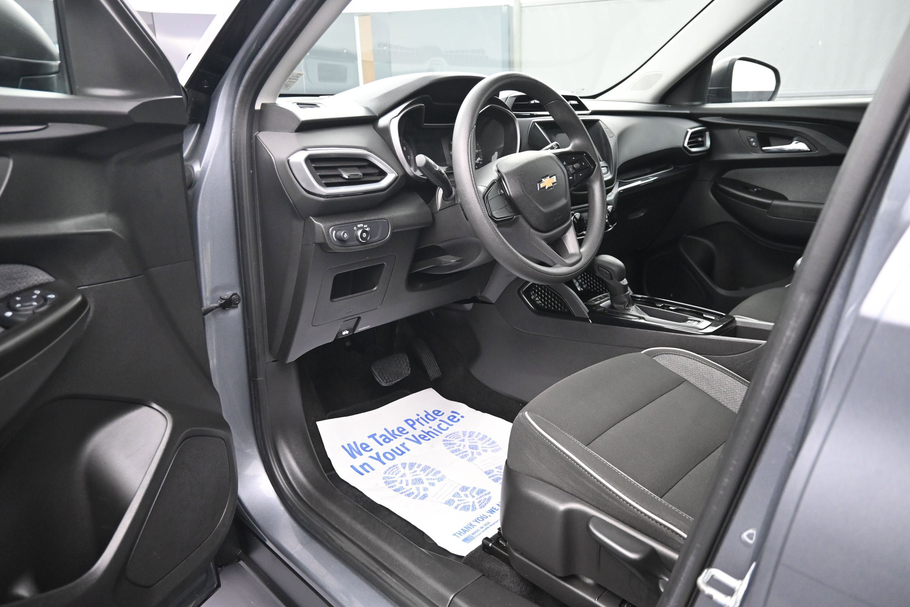 Used 2022 Chevrolet TrailBlazer LS w/ LPO, Blackout Package AWD/4WD image 9