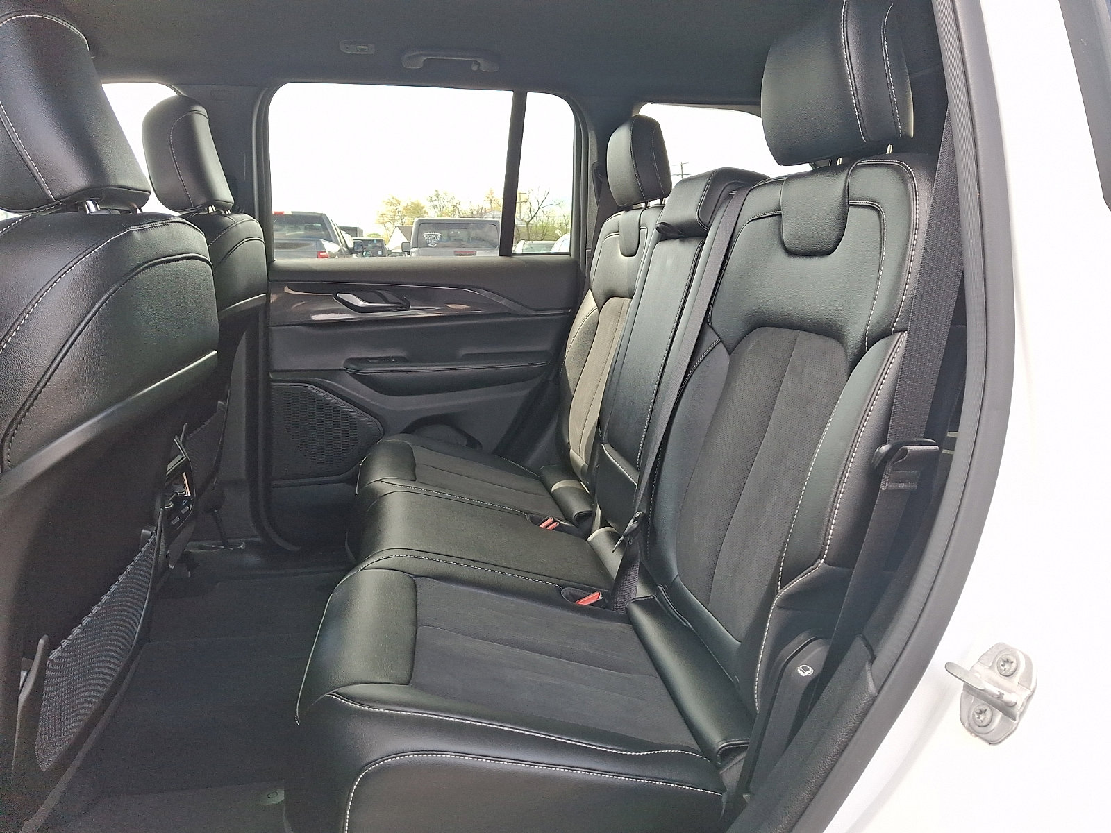 Used 2023 Jeep Grand Cherokee Altitude AWD/4WD image 10