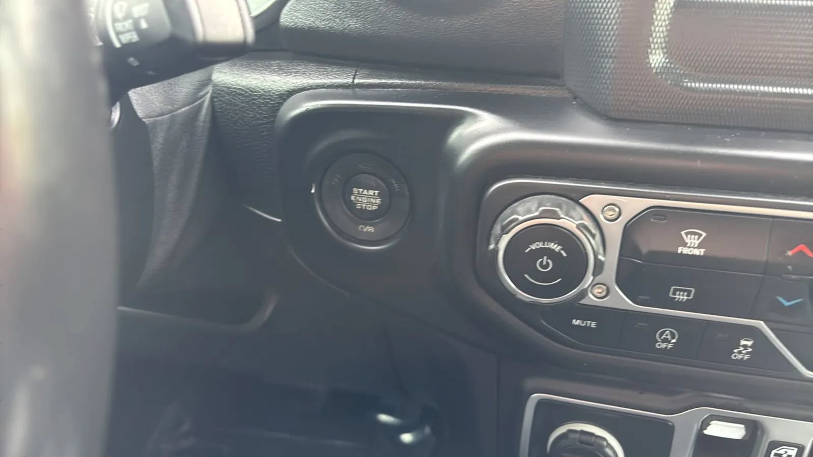 Used 2020 Jeep Gladiator Overland w/ LED Lighting Group AWD/4WD image 15
