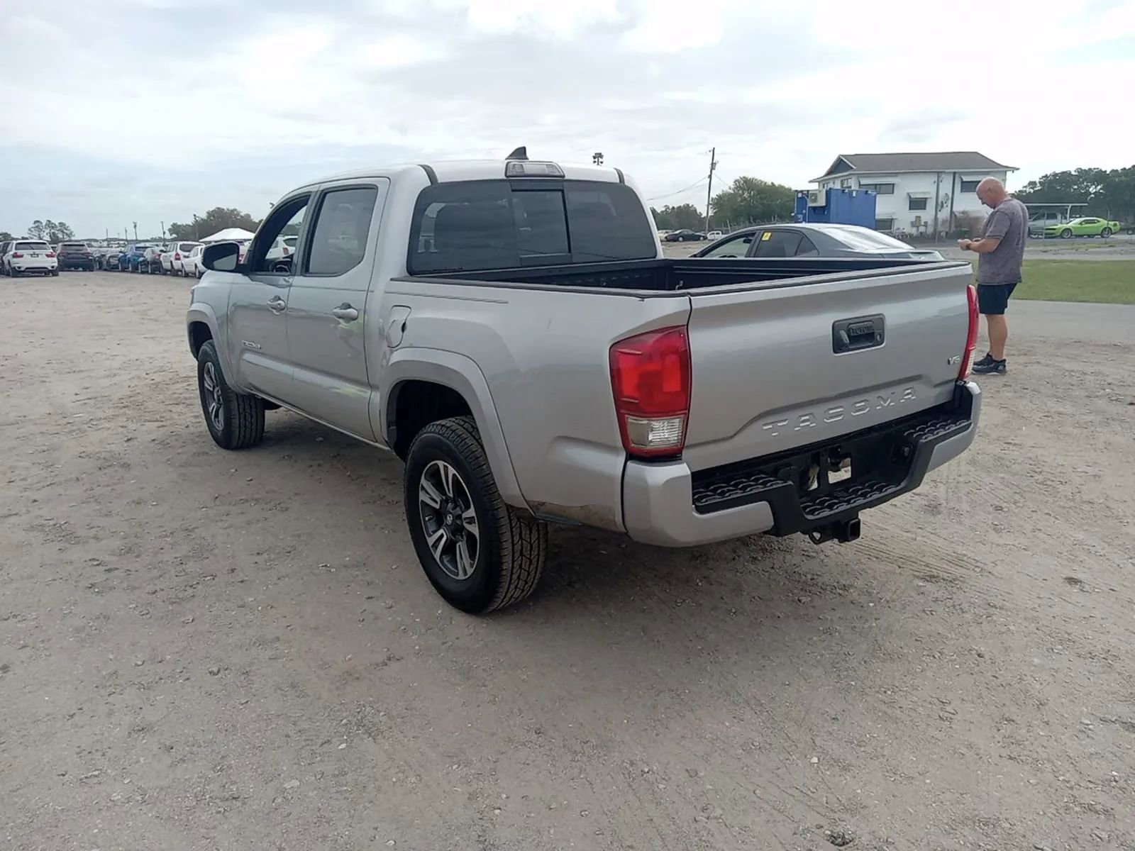 Used 2017 Toyota Tacoma TRD Sport w/ Tow Package (A/T) image 2