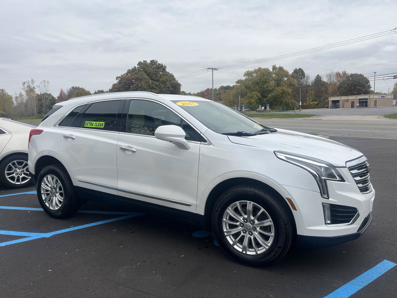 Used 2017 Cadillac XT5 FWD image 3