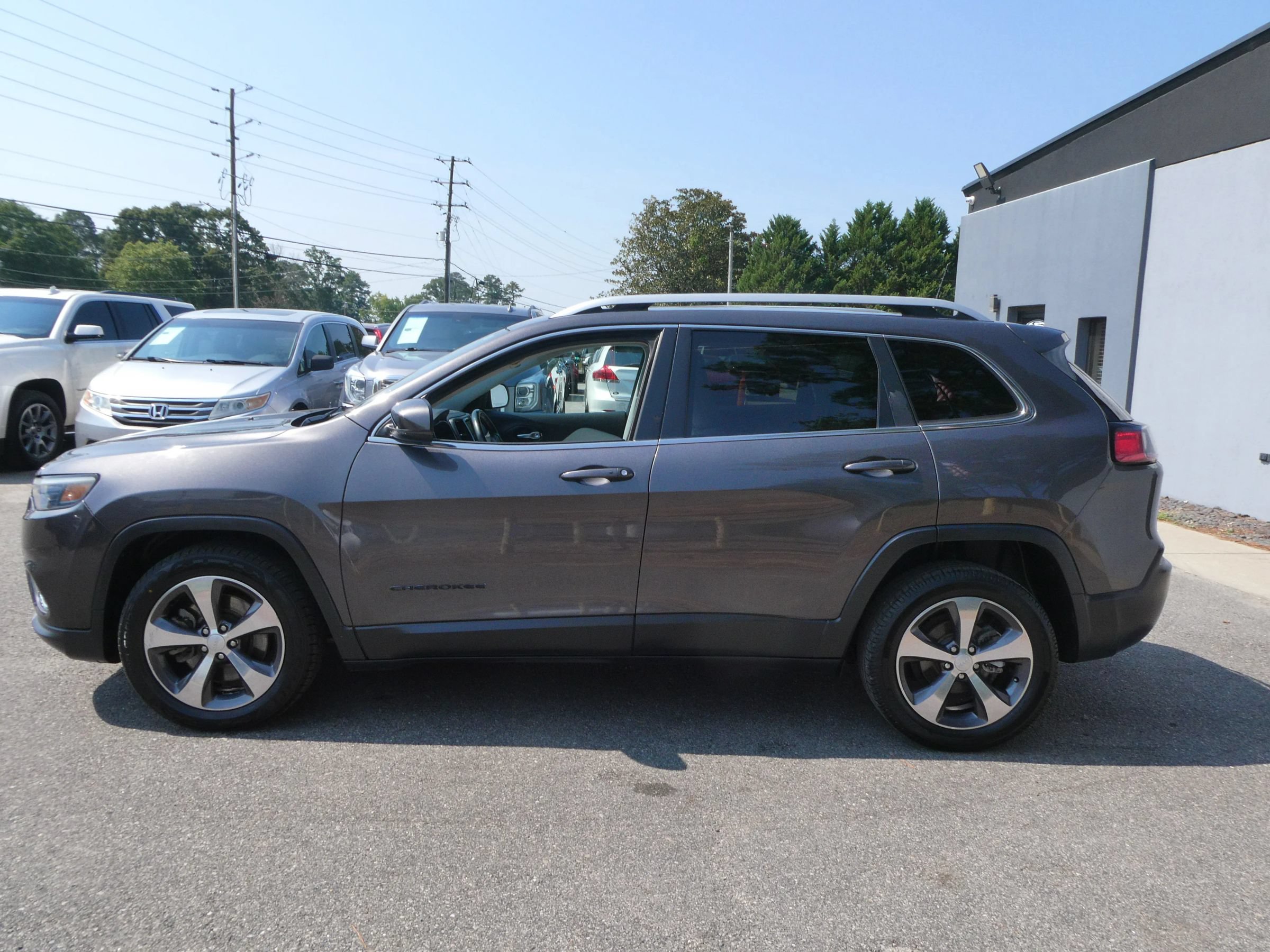 Used 2019 Jeep Cherokee Limited FWD image 9