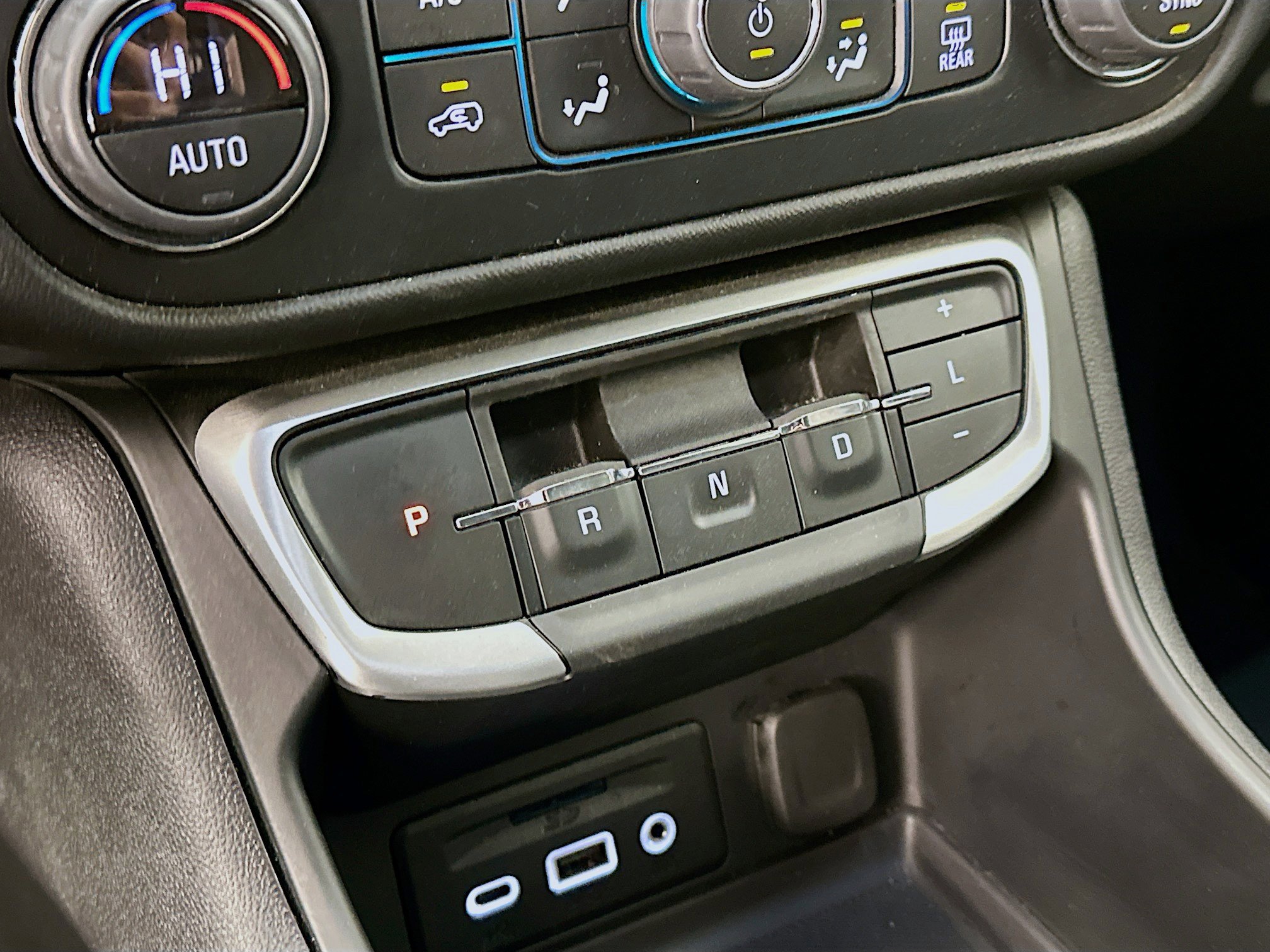 Used 2024 GMC Terrain SLT image 25