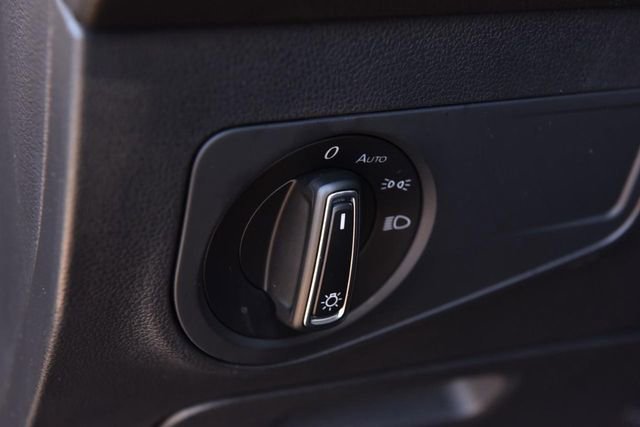 Used 2023 Volkswagen Tiguan SE w/ Panoramic Sunroof Package image 9