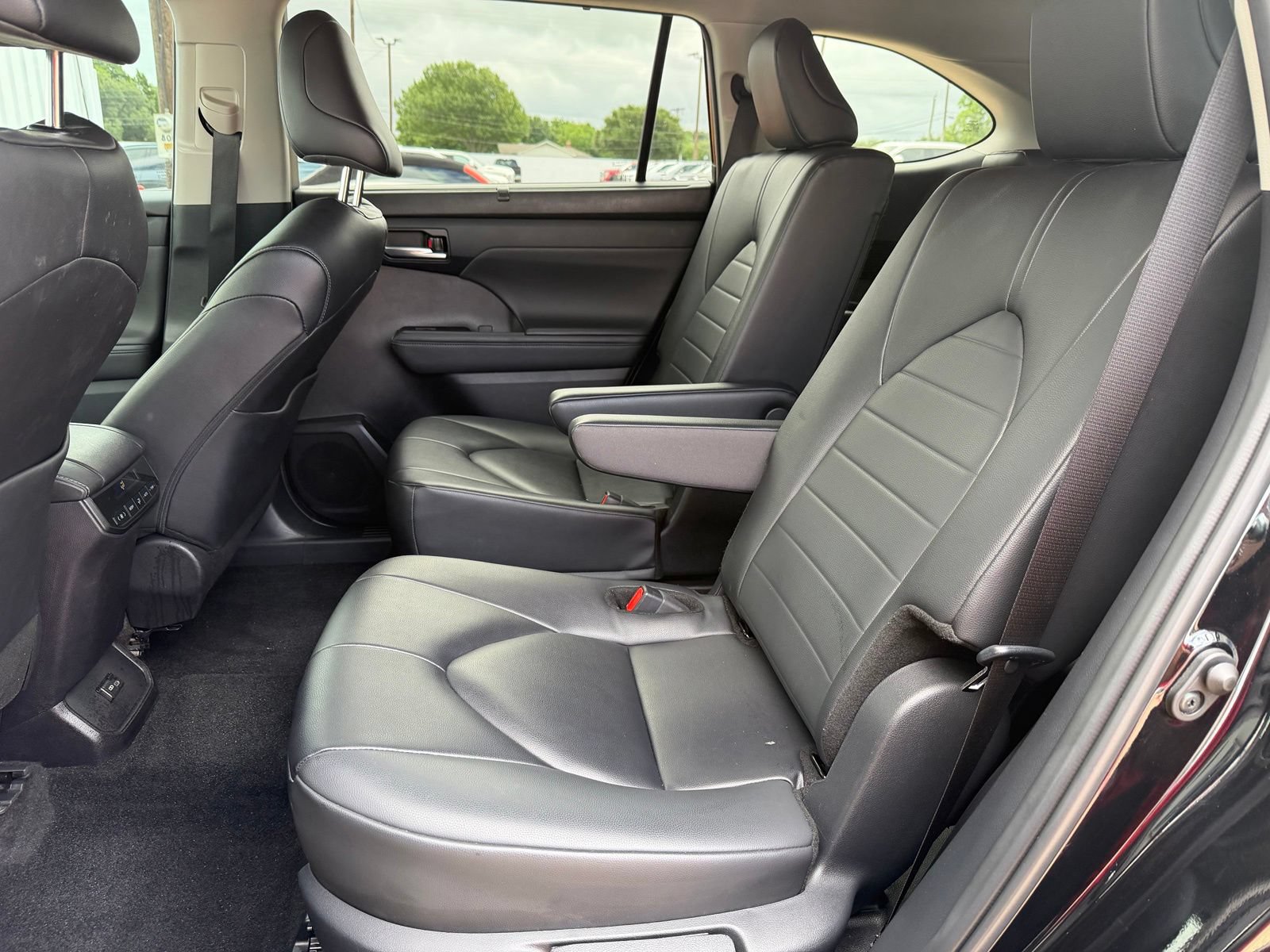 Used 2024 Toyota Highlander XLE FWD image 22
