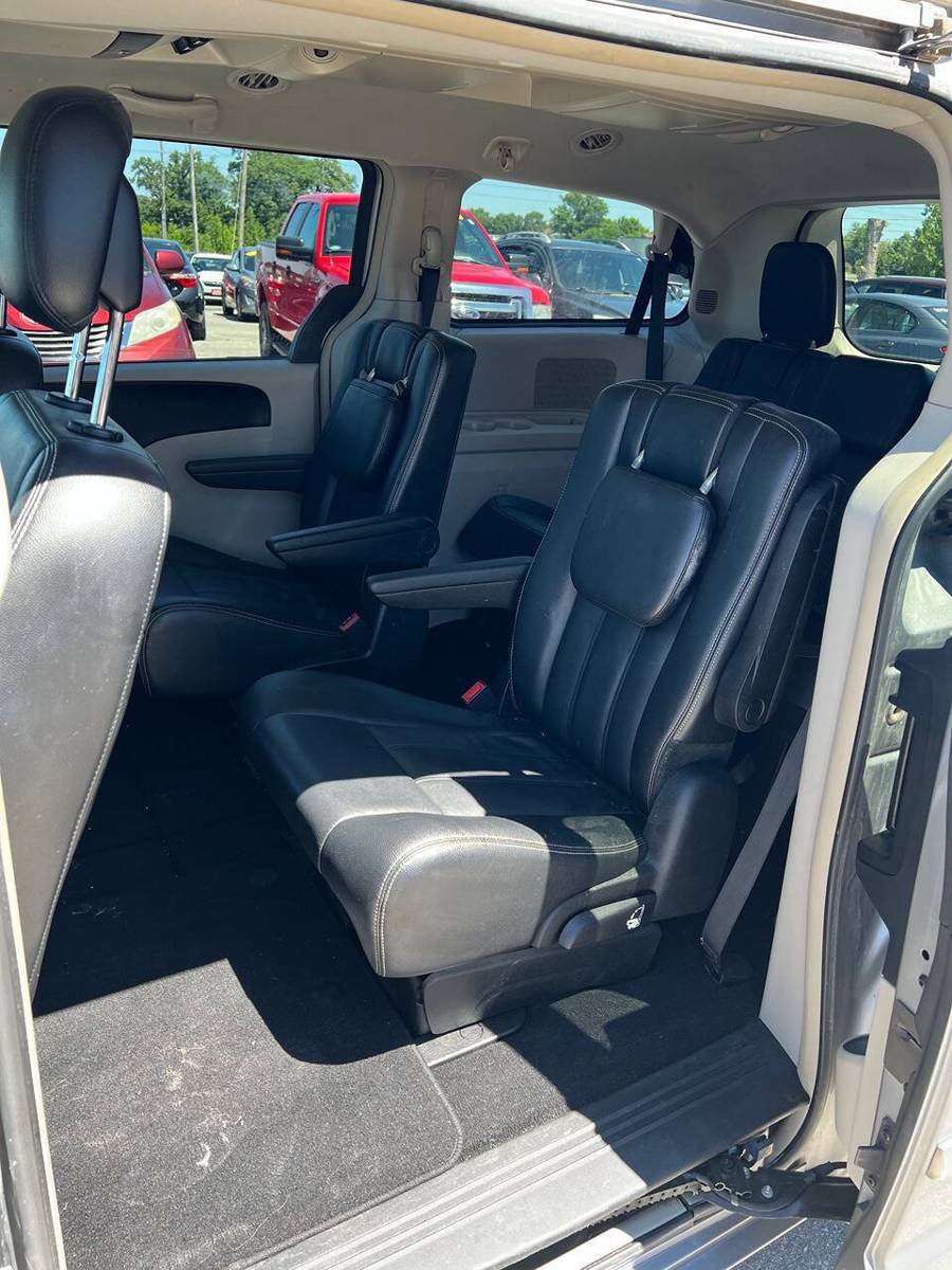 Used 2014 Chrysler Town & Country Touring FWD image 9