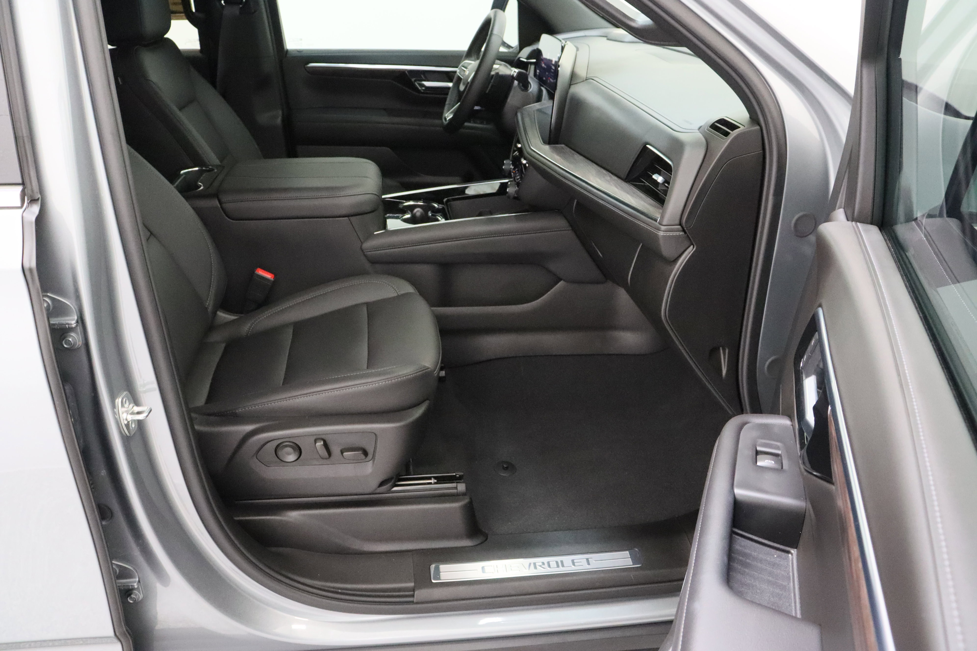 Used 2025 Chevrolet Suburban LT w/ Comfort Package RWD image 42