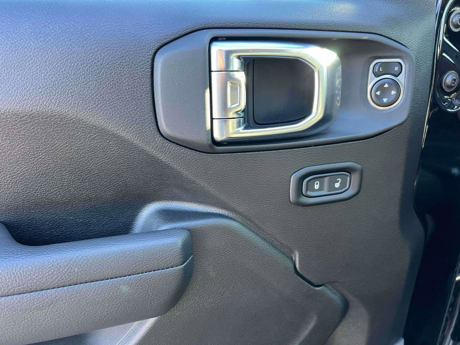 Used 2025 Jeep Wrangler Unlimited Sport AWD/4WD image 15