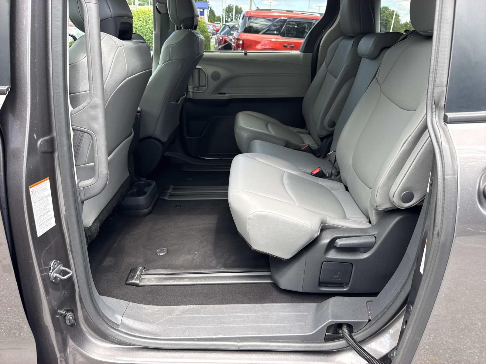 Used 2024 Toyota Sienna XLE FWD image 28