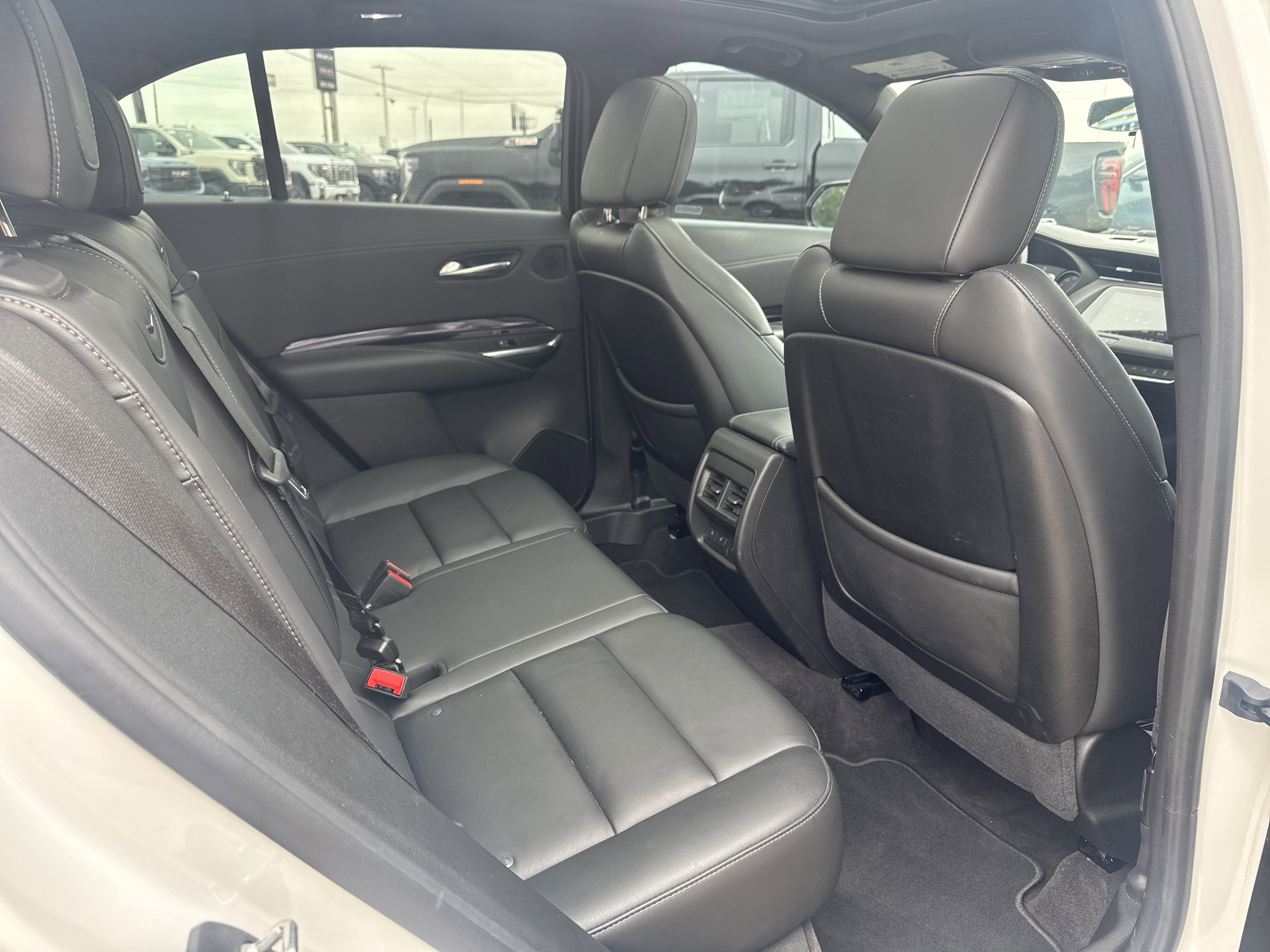 Used 2023 Cadillac XT4 Luxury w/ Cold Weather Package FWD image 14