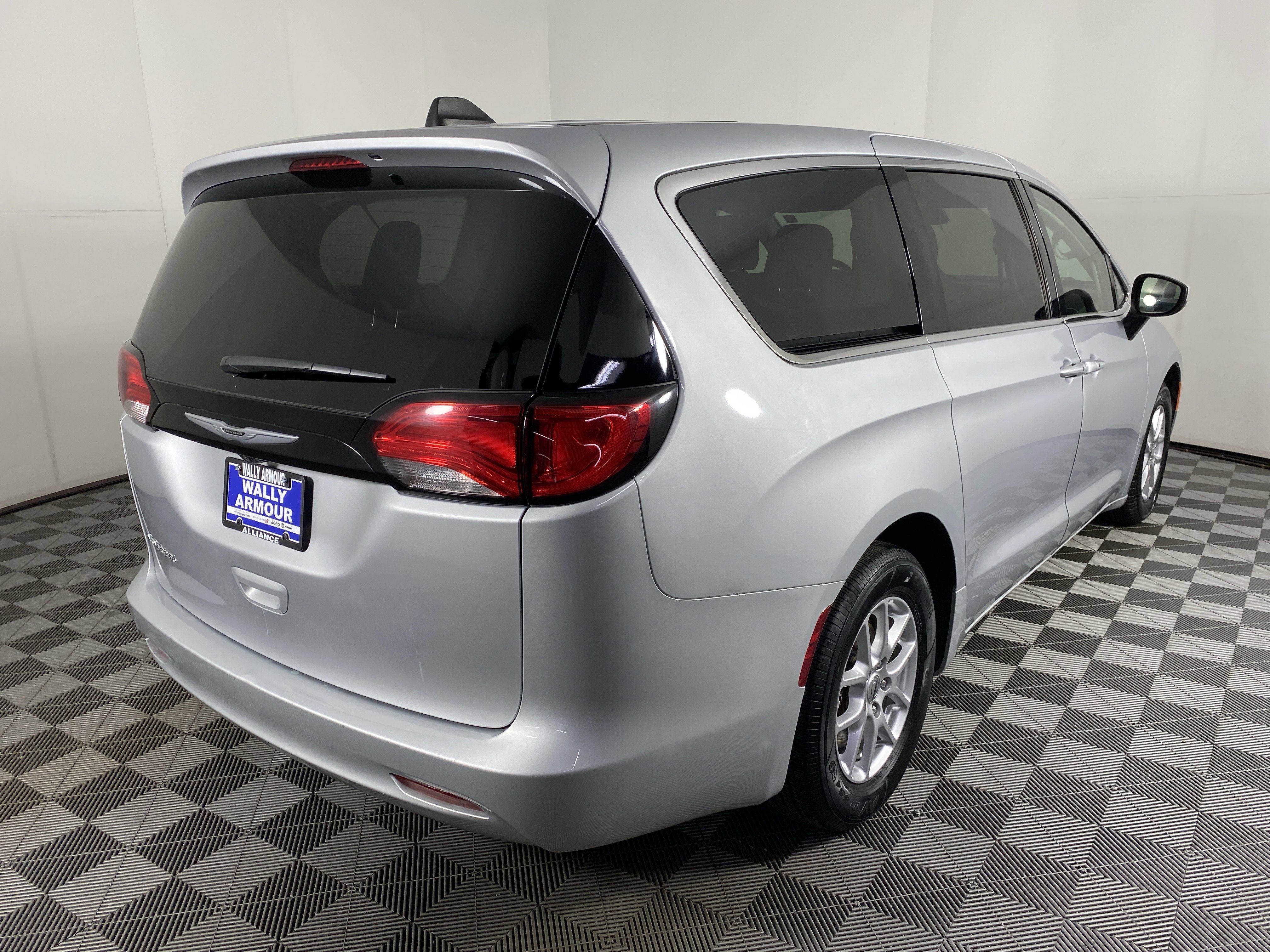 Used 2023 Chrysler Voyager LX image 7