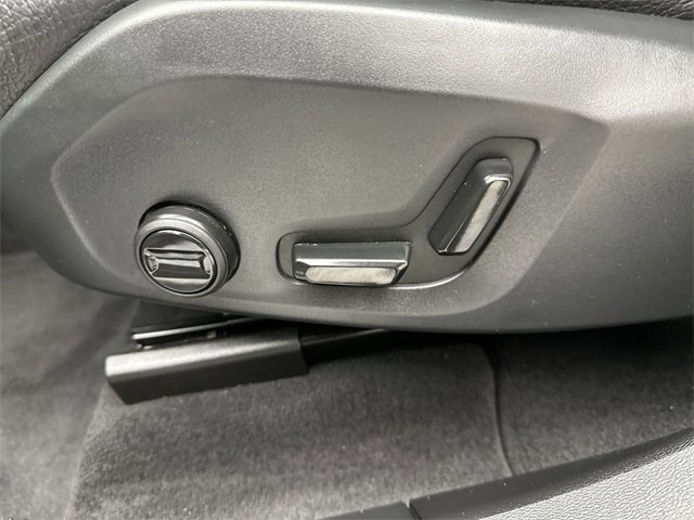 Used 2025 Volvo XC60 B5 Plus image 12