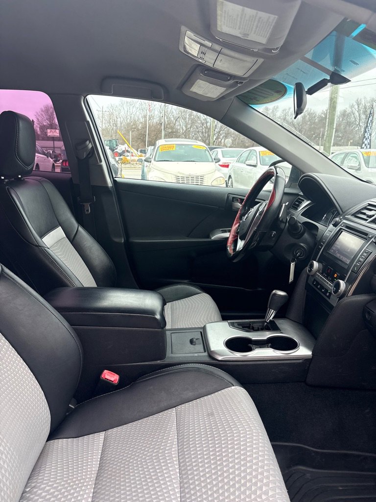 Used 2014 Toyota Camry SE image 12