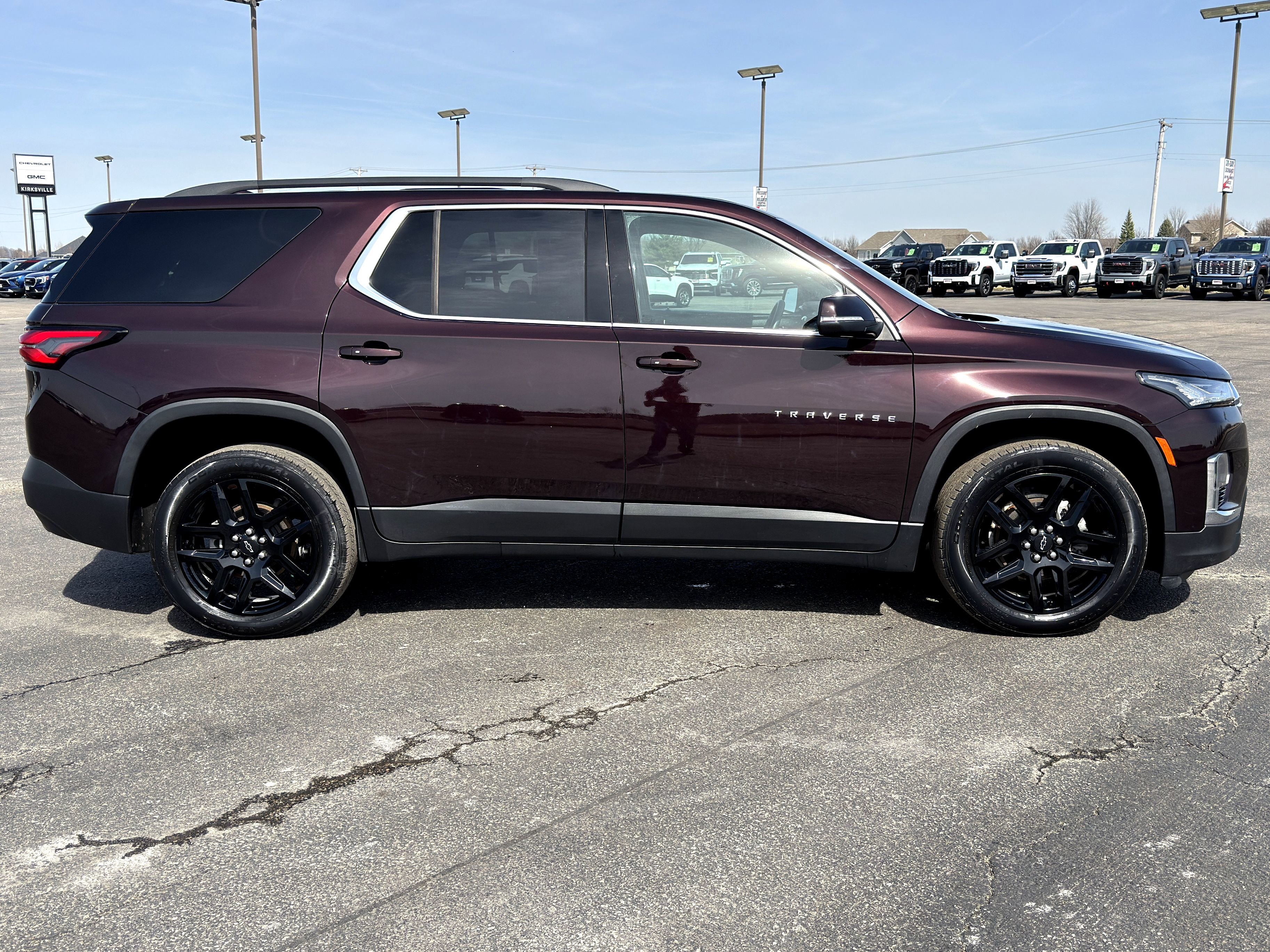 Used 2023 Chevrolet Traverse LT image 2