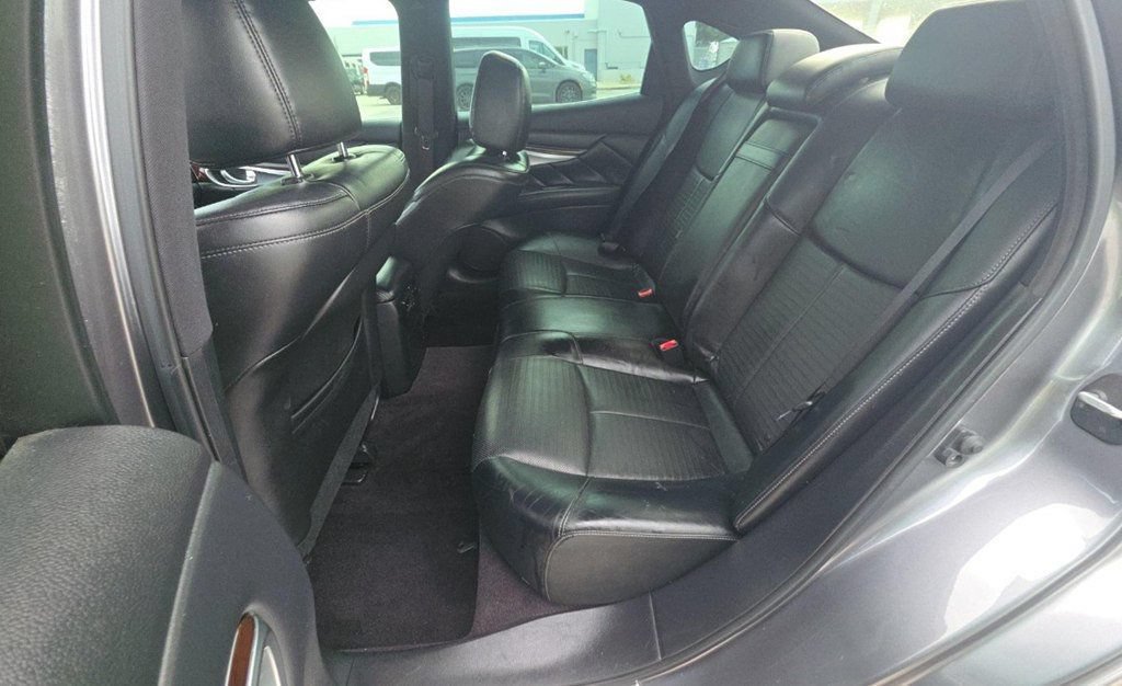Used 2015 INFINITI Q70 3.7 w/ Sport Package RWD image 12