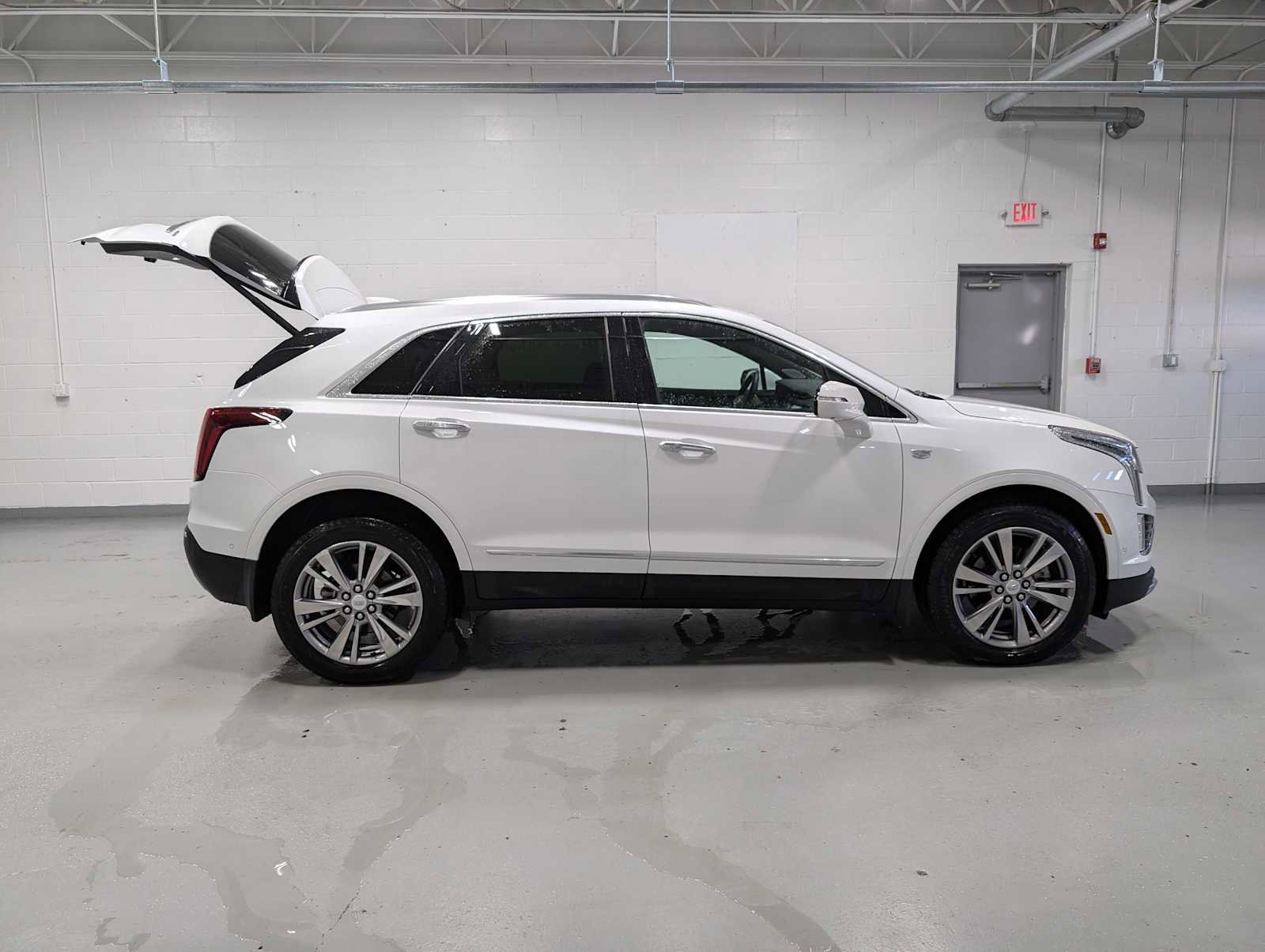 New 2025 Cadillac XT5 Premium Luxury w/ Technology Package FWD image 8