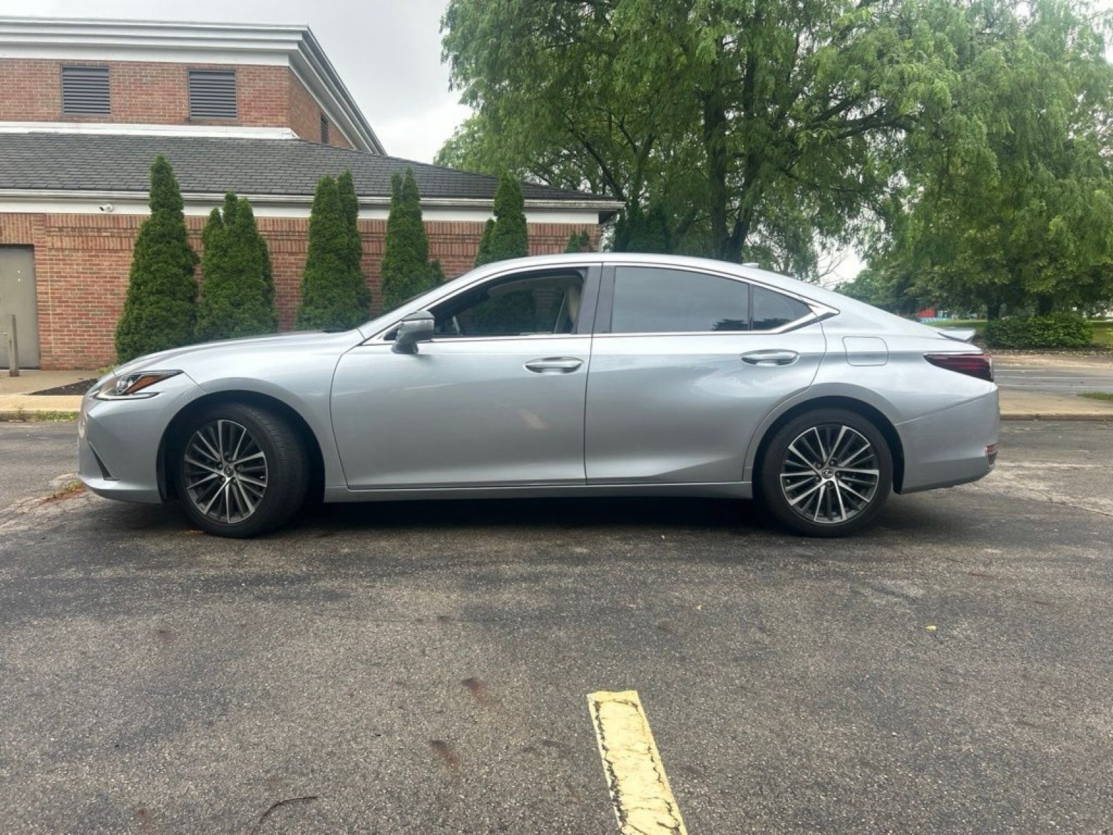 Used 2022 Lexus ES 250 w/ Premium Package AWD/4WD image 3