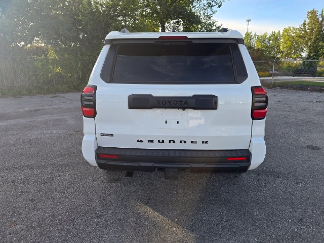 Used 2025 Toyota 4Runner SR5 AWD/4WD image 5