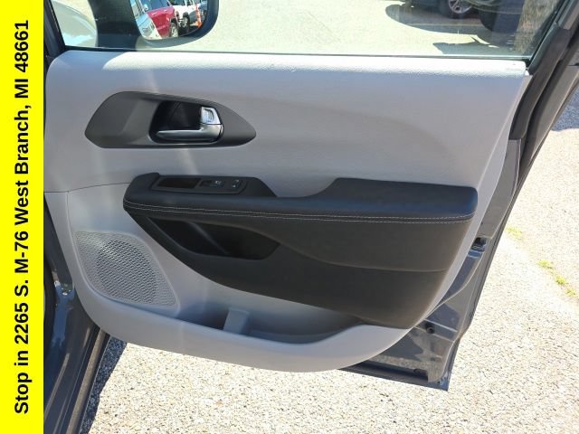 Used 2023 Chrysler Pacifica Touring-L FWD image 43