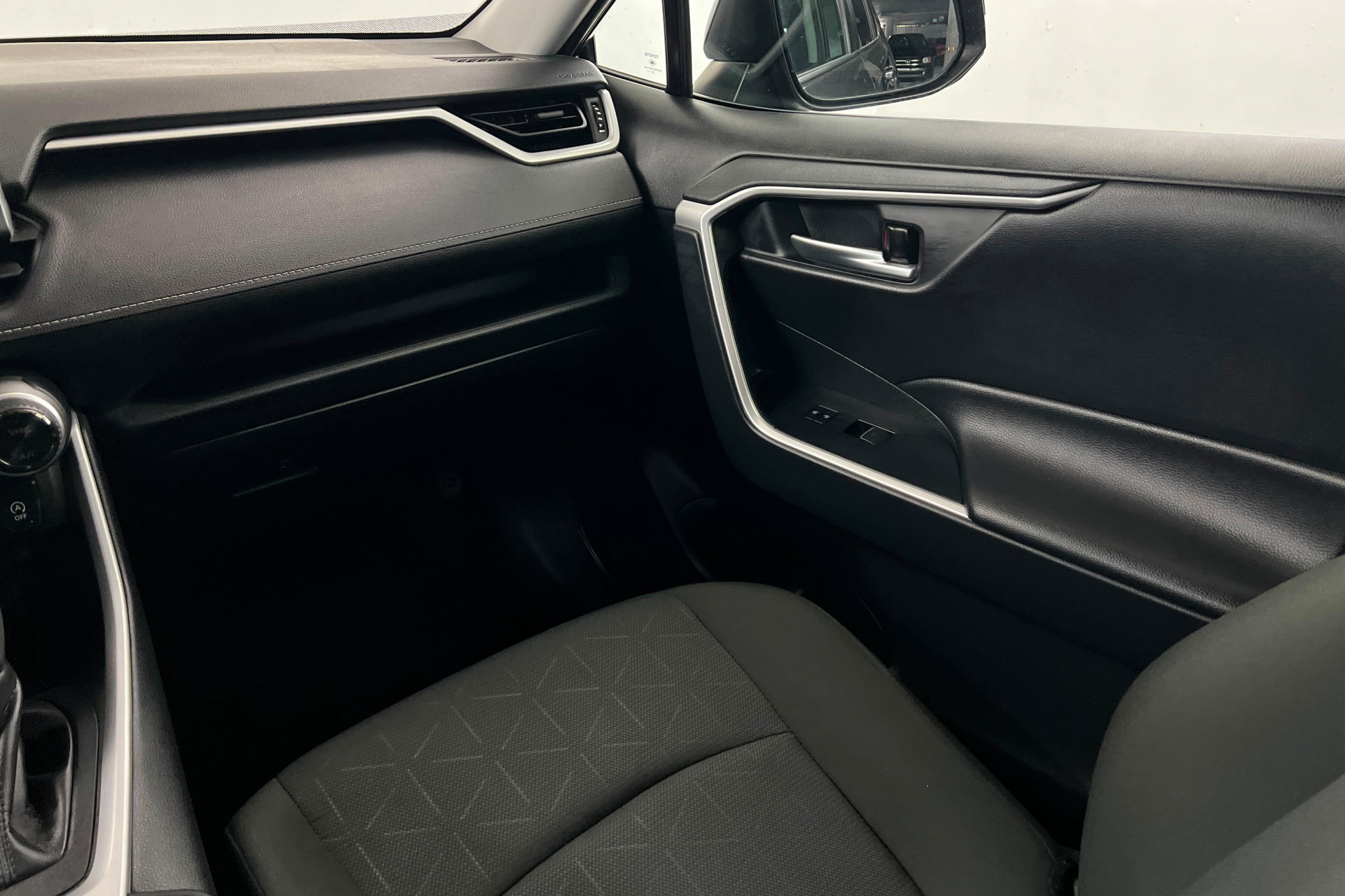 Used 2025 Toyota RAV4 XLE FWD image 11
