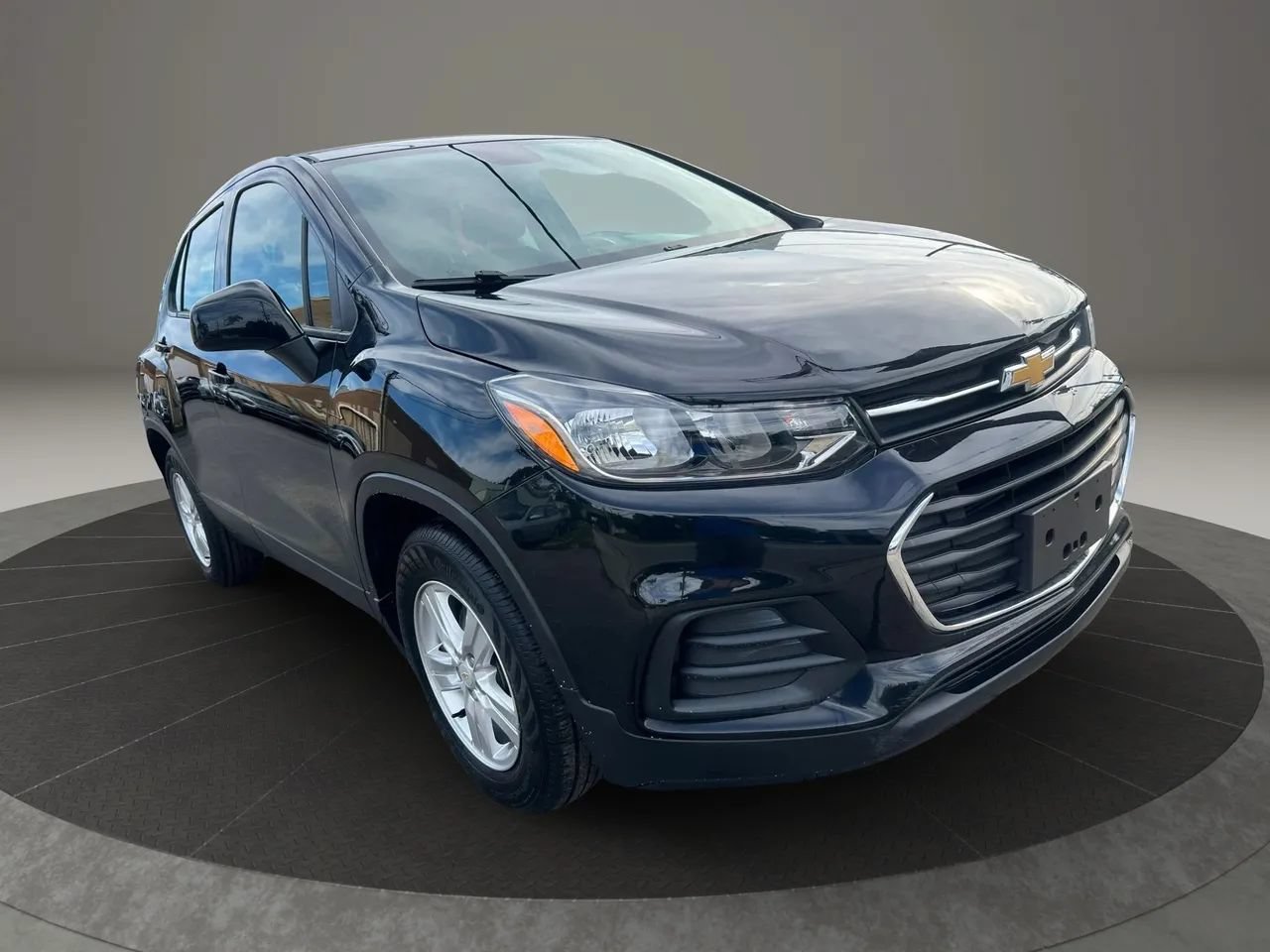 Used 2020 Chevrolet Trax LS w/ LPO, Protection Package FWD image 3