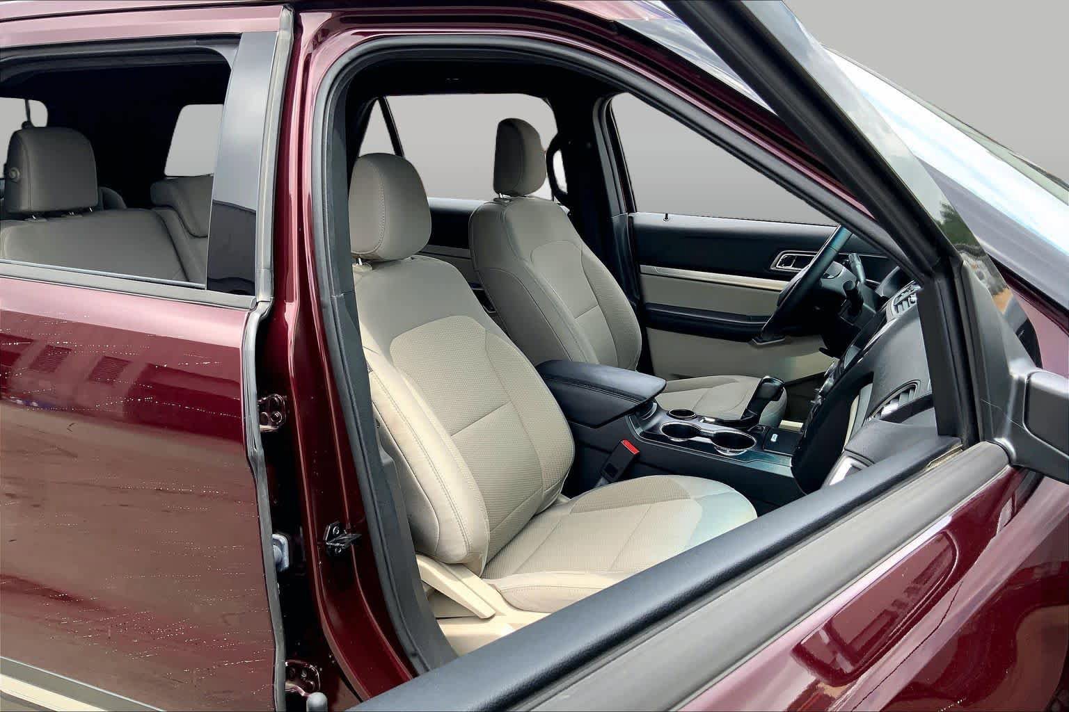 Used 2019 Ford Explorer XLT w/ Equipment Group 201A FWD image 9