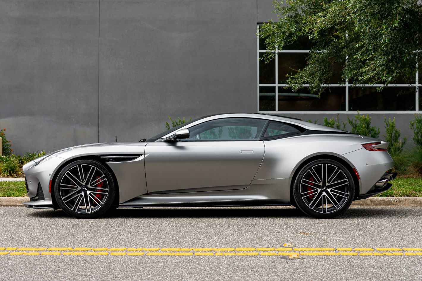 Used 2024 Aston Martin DB12 Coupe RWD image 25