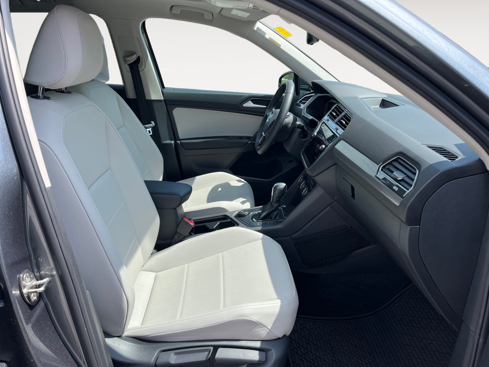 Certified 2020 Volkswagen Tiguan SEL w/ Tiguan Two-Row MDO Package AWD/4WD image 16