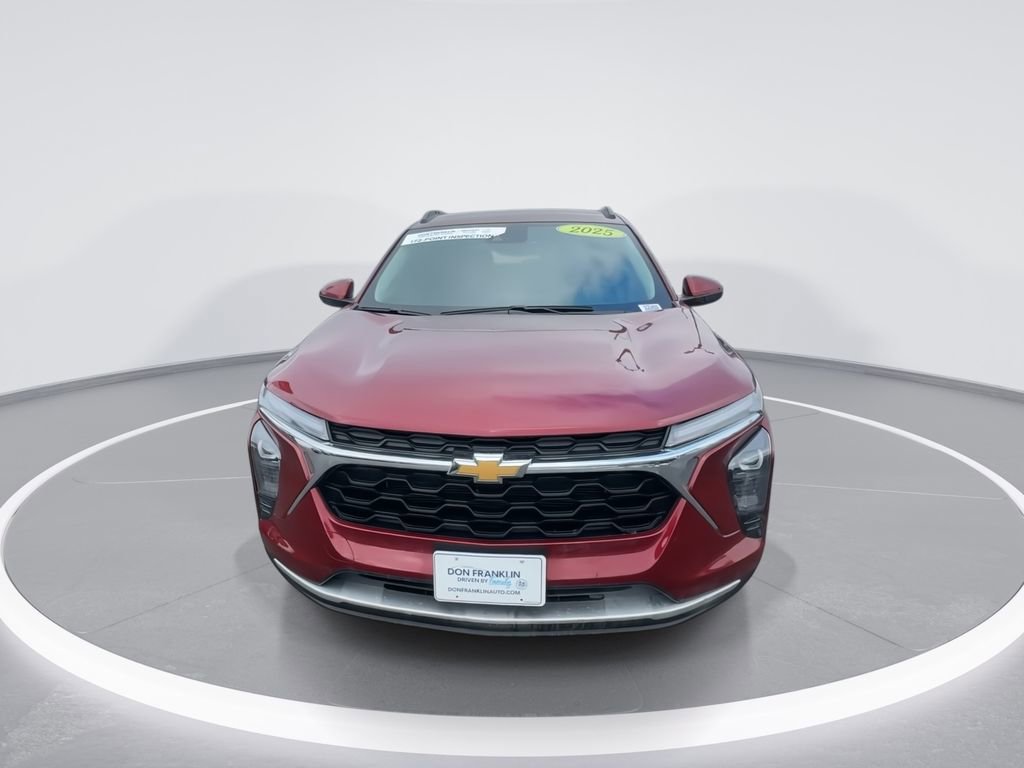 Used 2025 Chevrolet Trax LT w/ LT Convenience Package FWD image 3