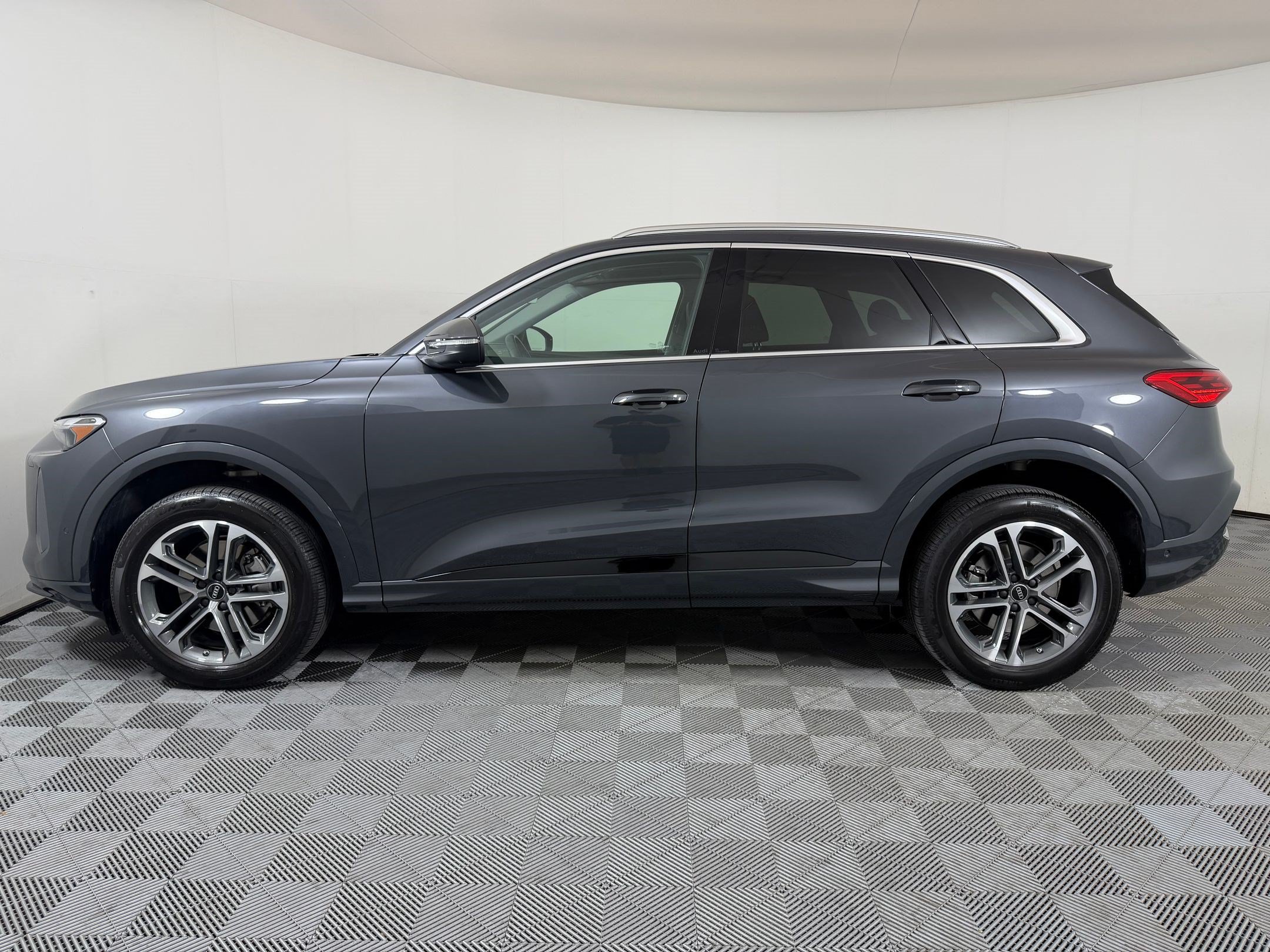 Used 2025 Audi Q5 Premium w/ Convenience Package AWD/4WD image 2