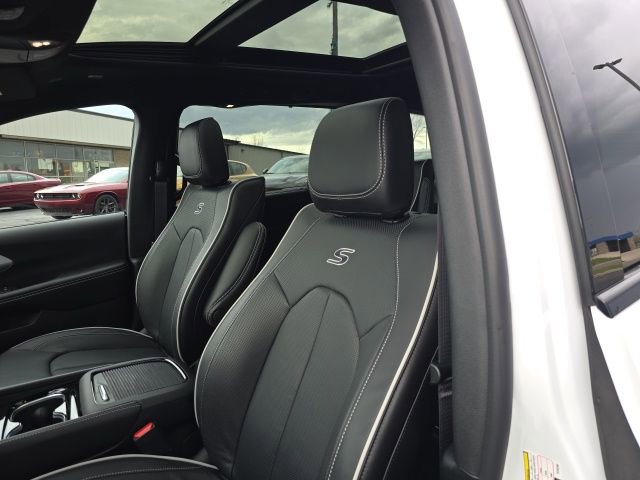 Used 2026 Chrysler Pacifica Premium image 16