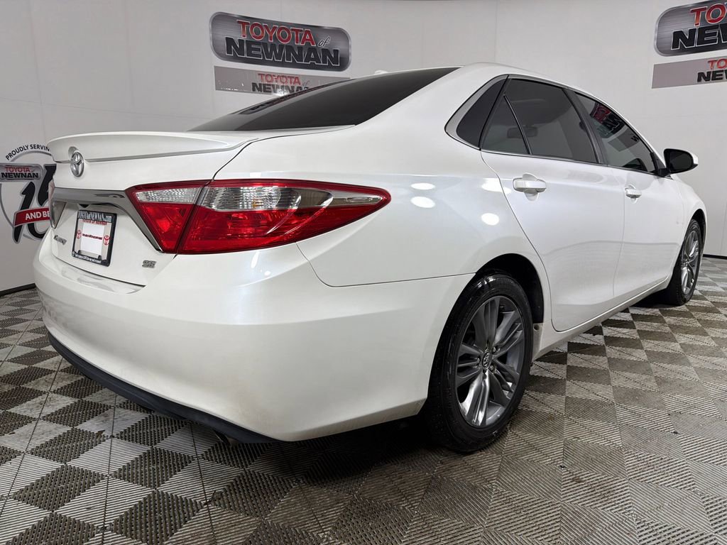 Used 2016 Toyota Camry SE w/ Moonroof Package image 4