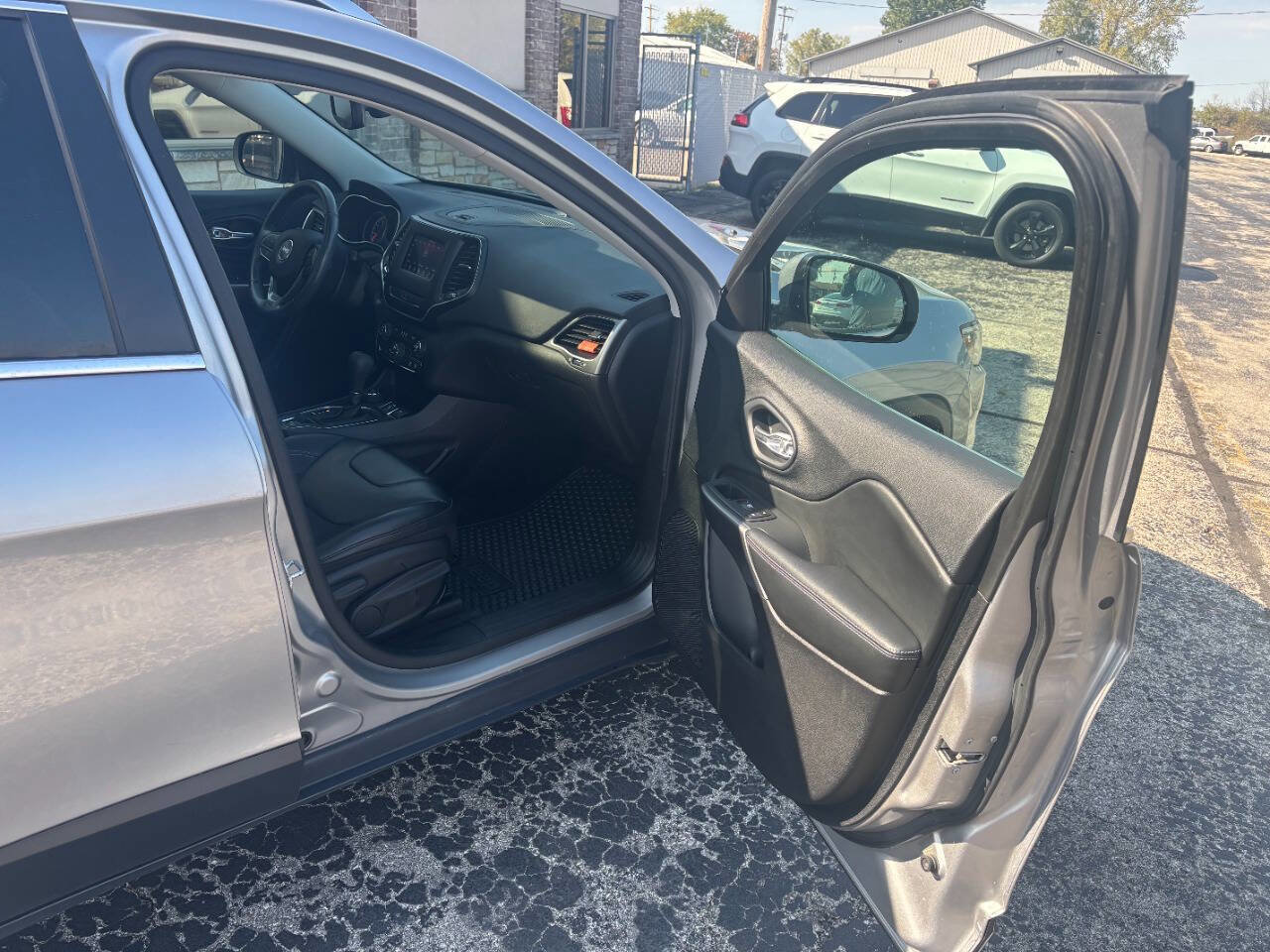 Used 2019 Jeep Cherokee Latitude Plus w/ Comfort/Convenience Group image 15