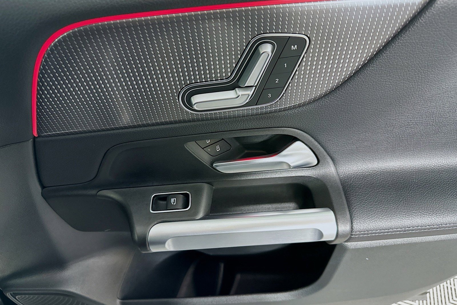 Used 2023 Mercedes-Benz GLB 250 image 22