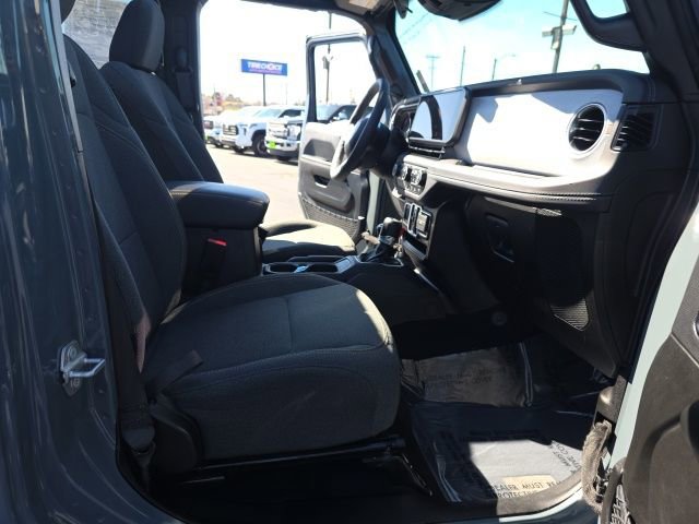 Used 2025 Jeep Wrangler Unlimited Sahara w/ Safety Group AWD/4WD image 37