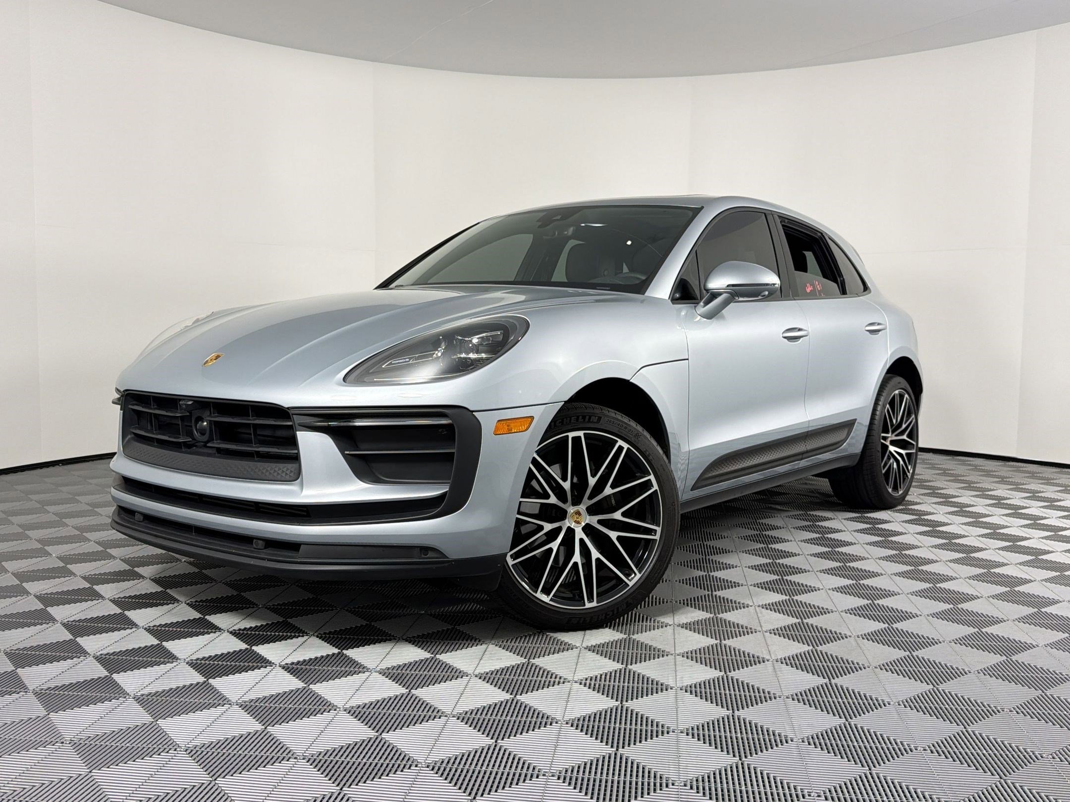 Certified 2024 Porsche Macan AWD/4WD image 1