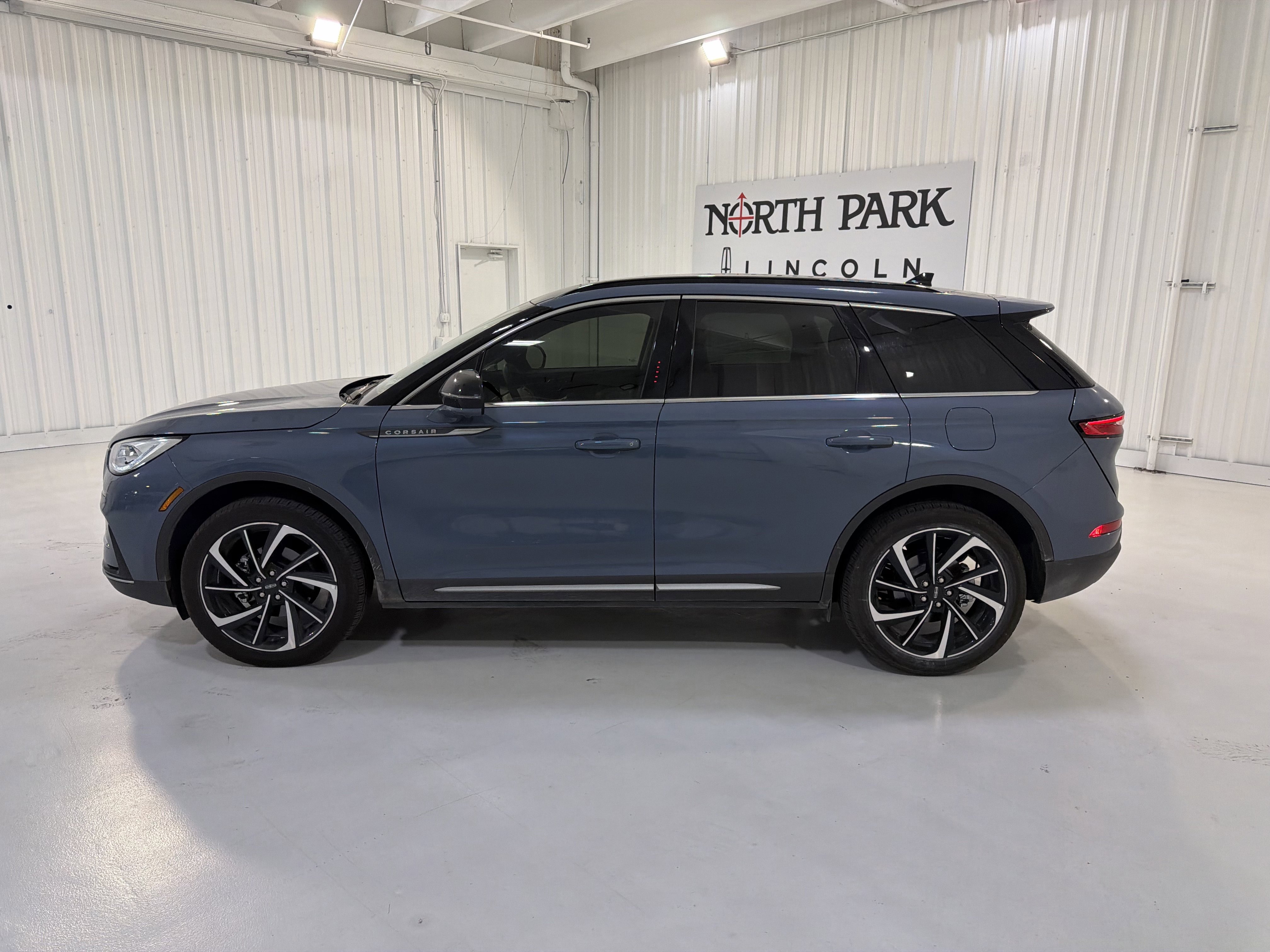 Used 2025 Lincoln Corsair Reserve w/ Equipment Group 202A AWD/4WD image 2