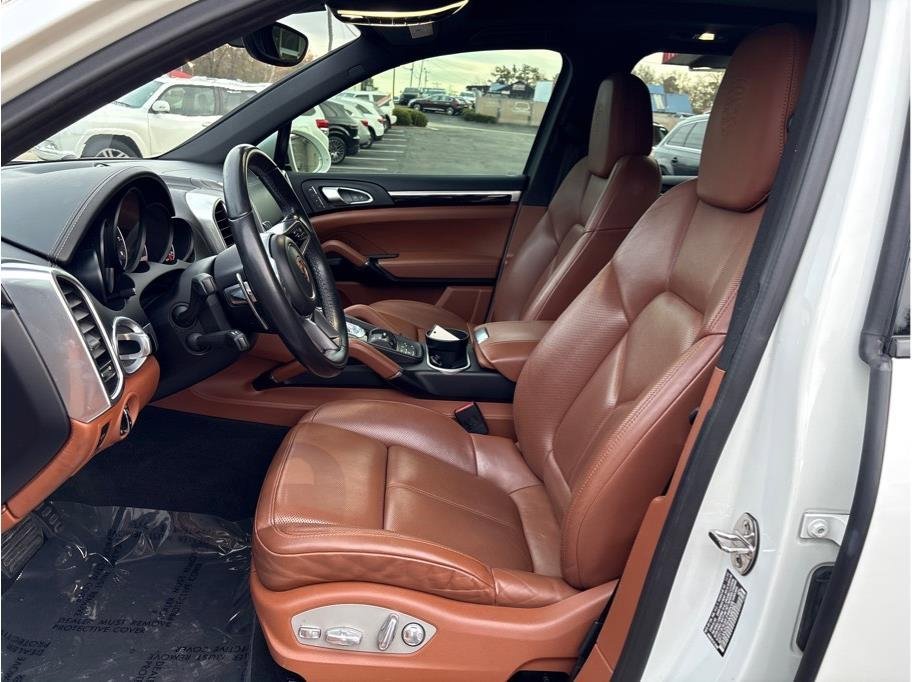 Used 2017 Porsche Cayenne Platinum Edition image 12