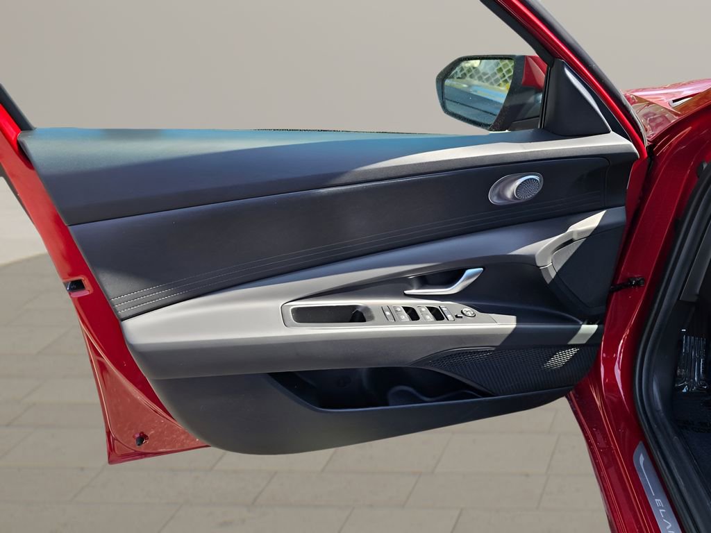 Used 2025 Hyundai Elantra SE image 16