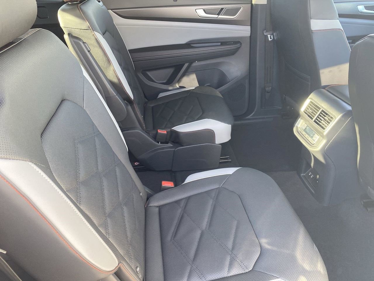 New 2026 Volkswagen Atlas Peak Edition image 9