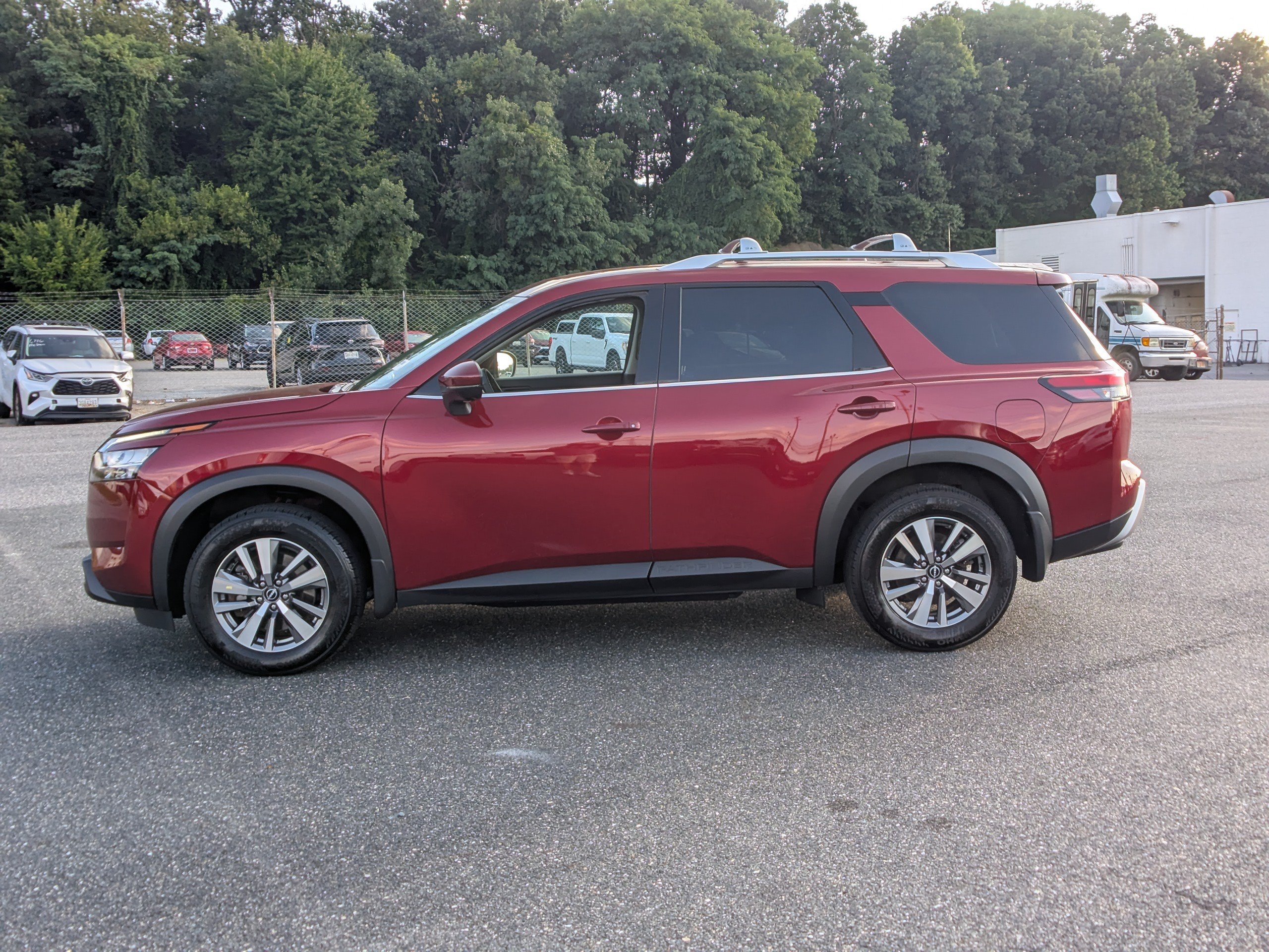 Used 2023 Nissan Pathfinder SL w/ Black Appearance Package AWD/4WD image 6