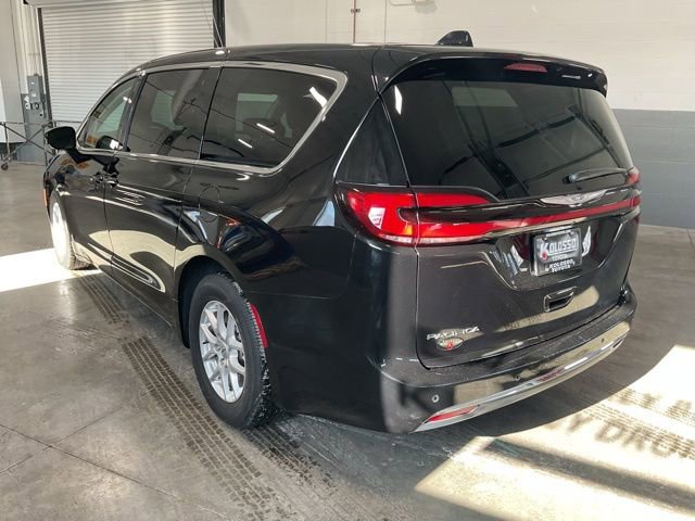 Used 2024 Chrysler Pacifica Touring-L image 4