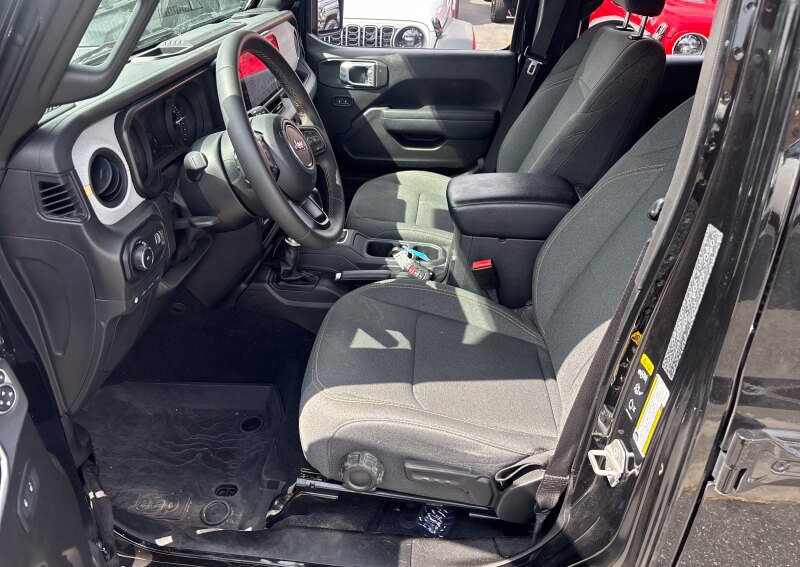Used 2024 Jeep Wrangler Unlimited w/ Technology Group AWD/4WD image 10